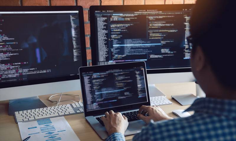 数据科学选型:R与Python如何赋能武汉网站建设?